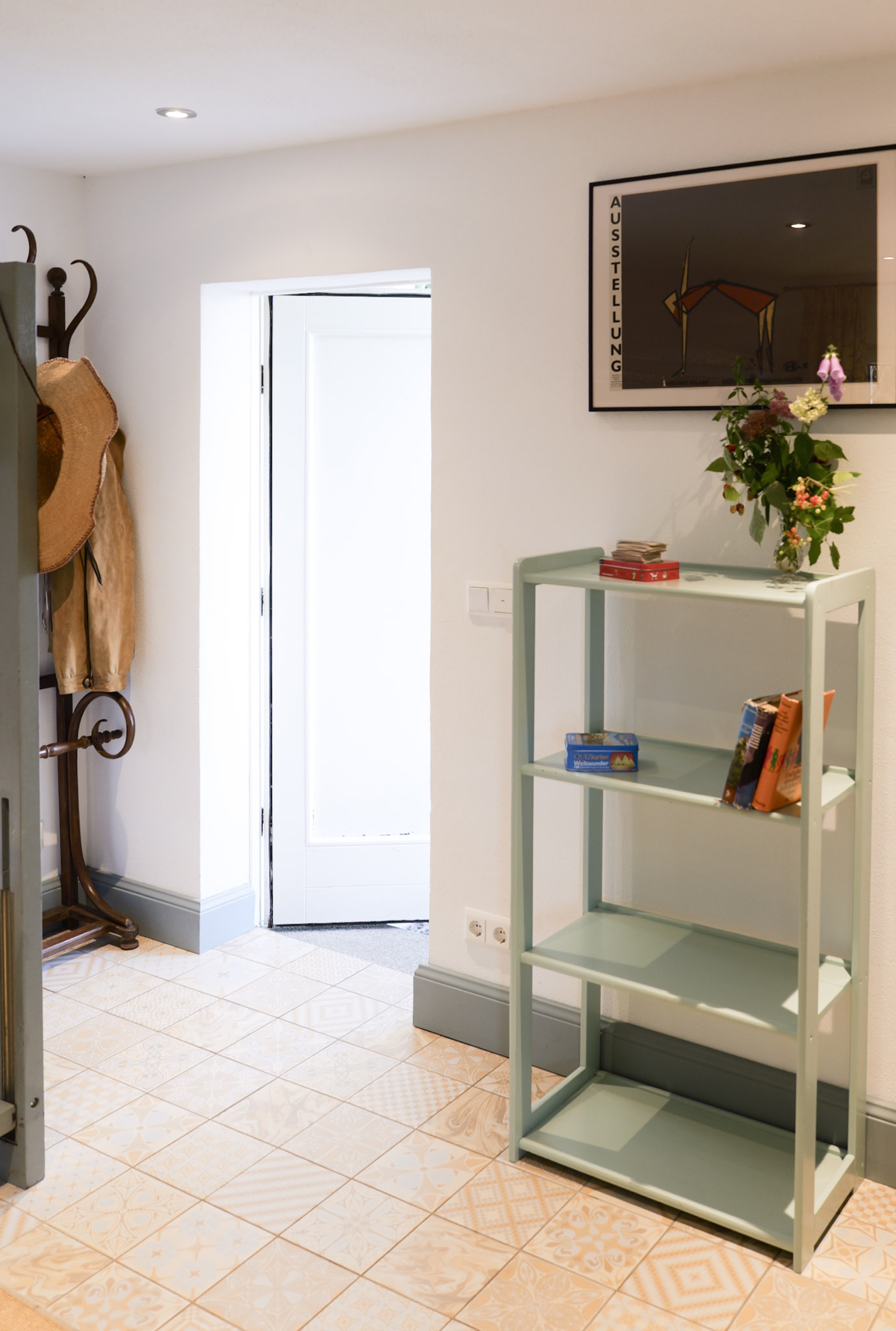 puppenhaus-flur-mit-garderobe-und-offener-haustuer