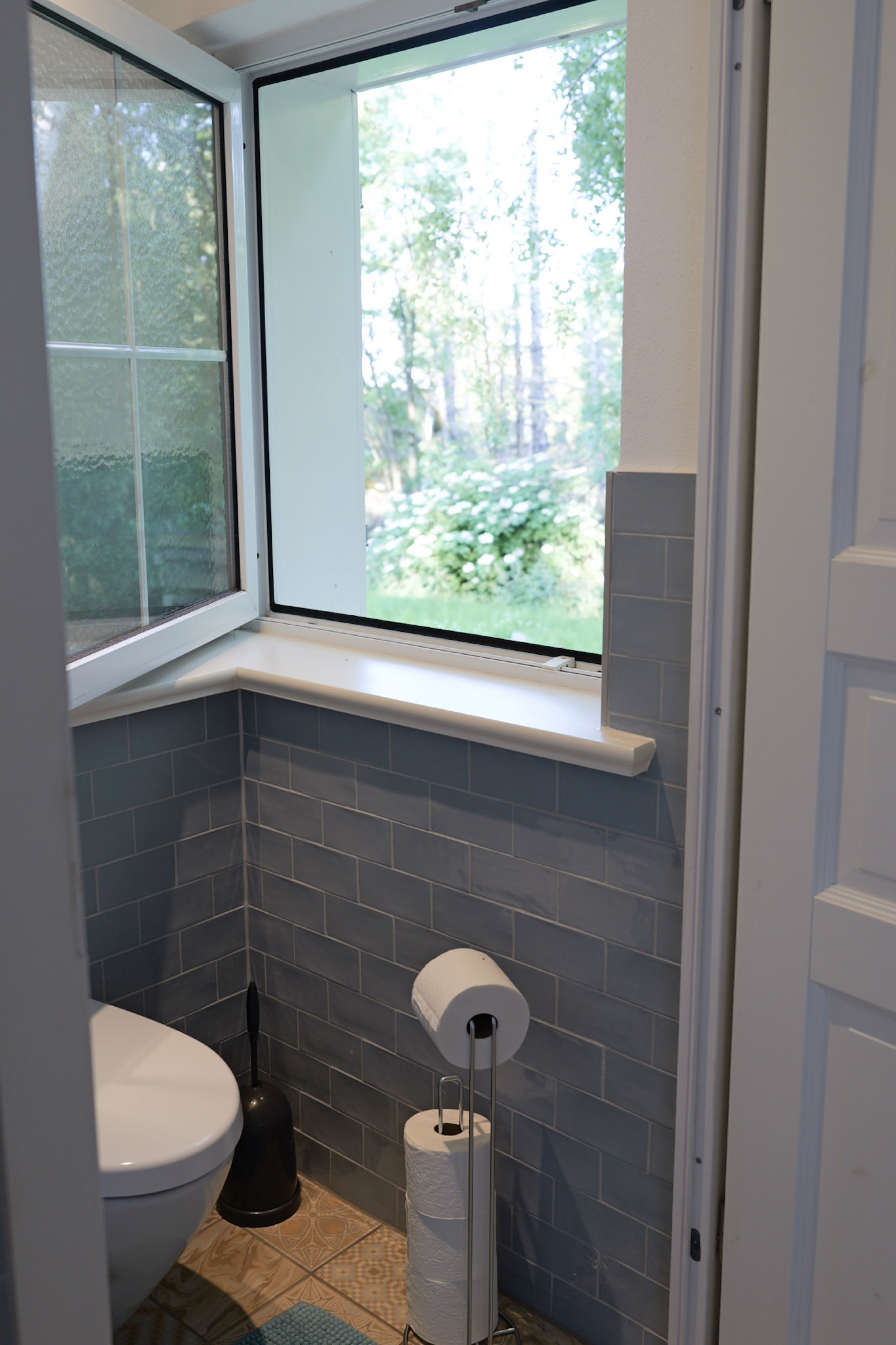 puppenhaus-gaeste-toilette-mit-fensterblick-ins-gruene