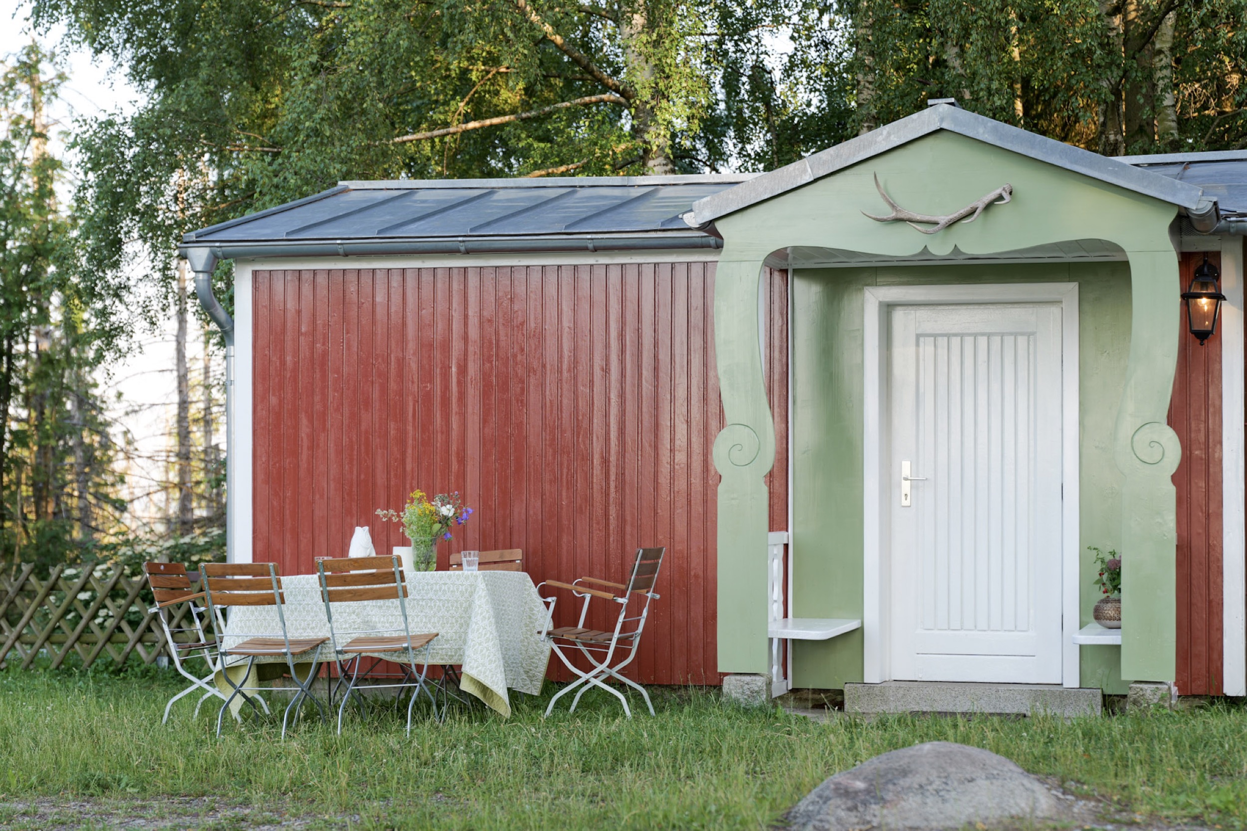 puppenhaus gedeckter gartentisch vor dem ferienhaus
