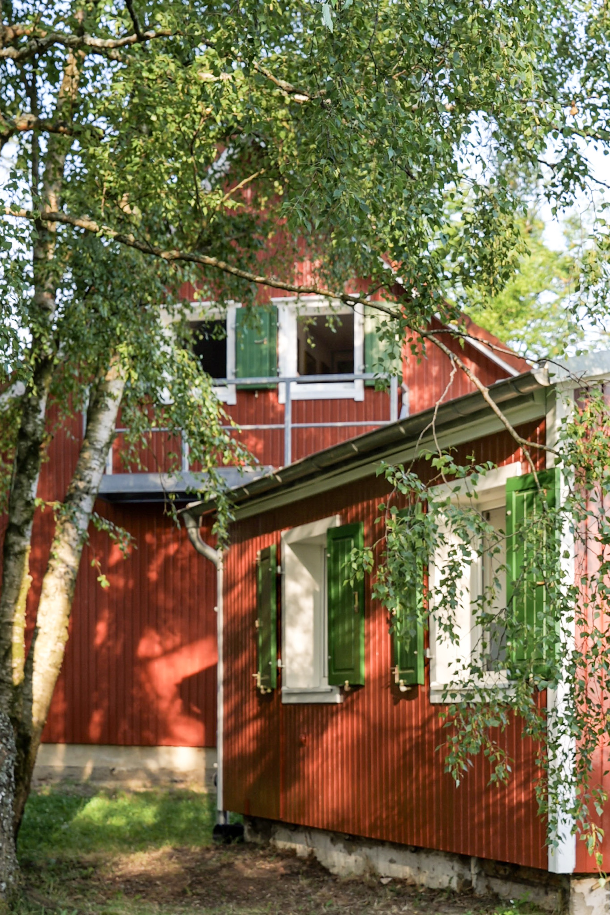puppenhaus-rotes-haus-mit-offenen-fensterlaeden-und-stromkasten