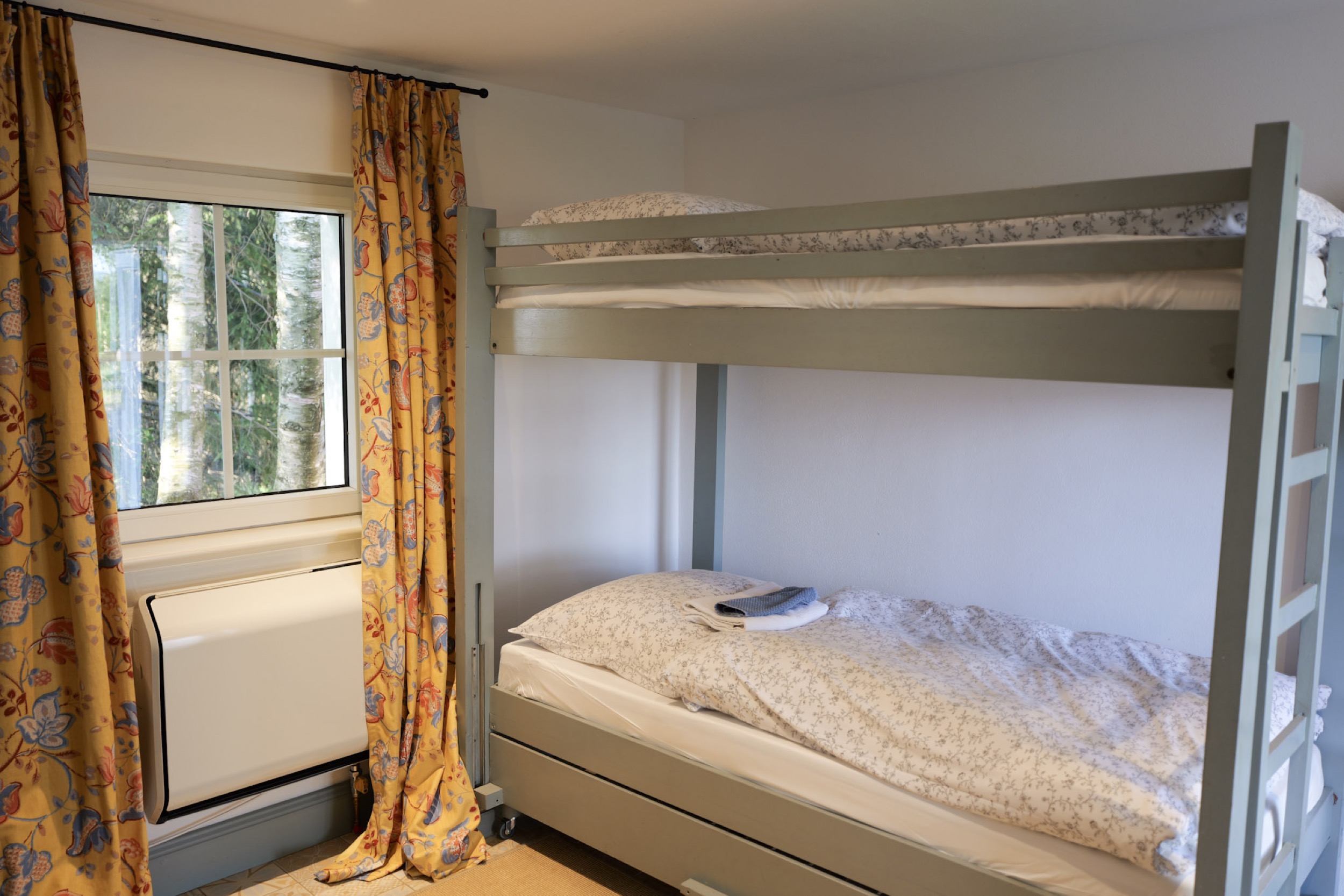 puppenhaus schlafzimmer mit etagenbett und blumengardinen