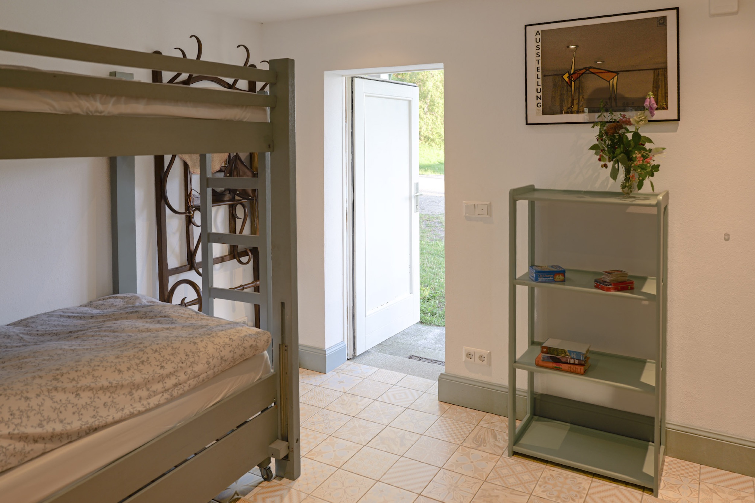 puppenhaus stockbettzimmer mit tuer zum garten und buecherregal