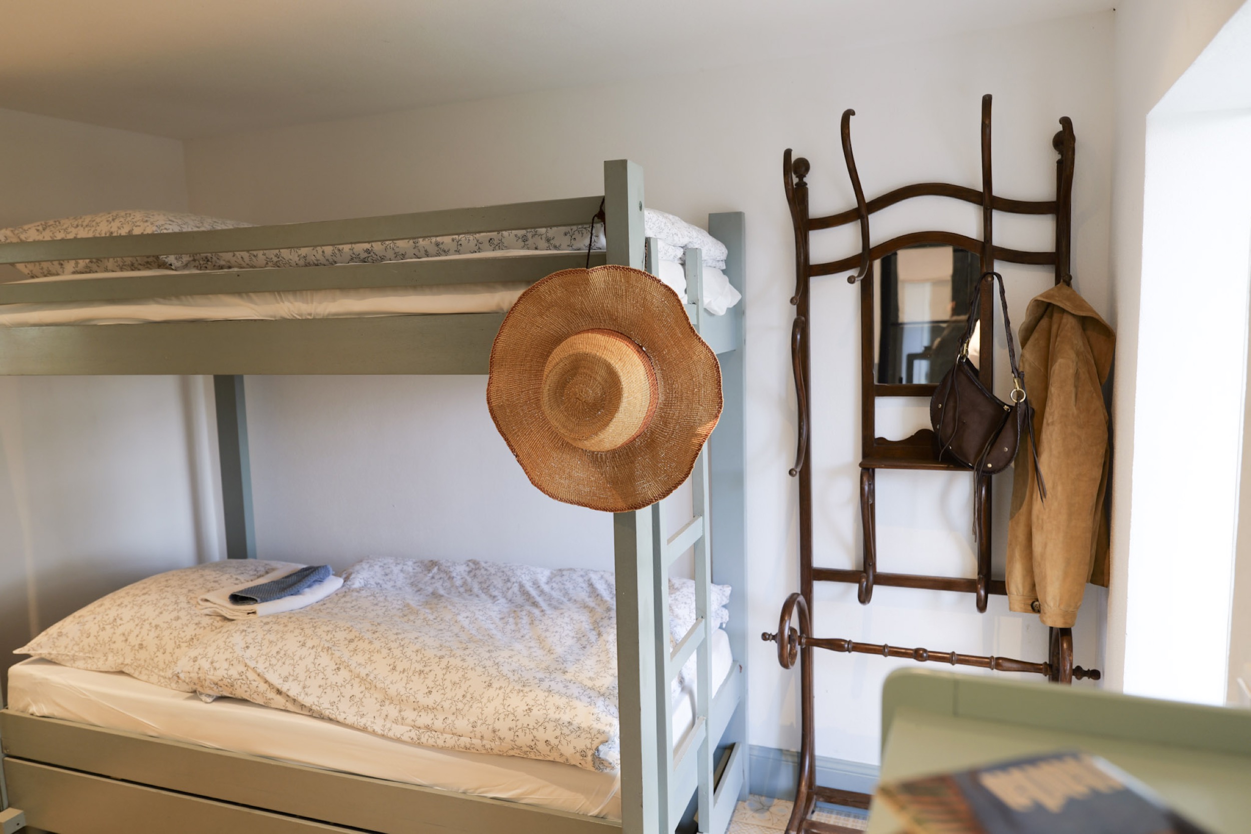 puppenhaus strohhut und etagenbett mit garderobenstaender