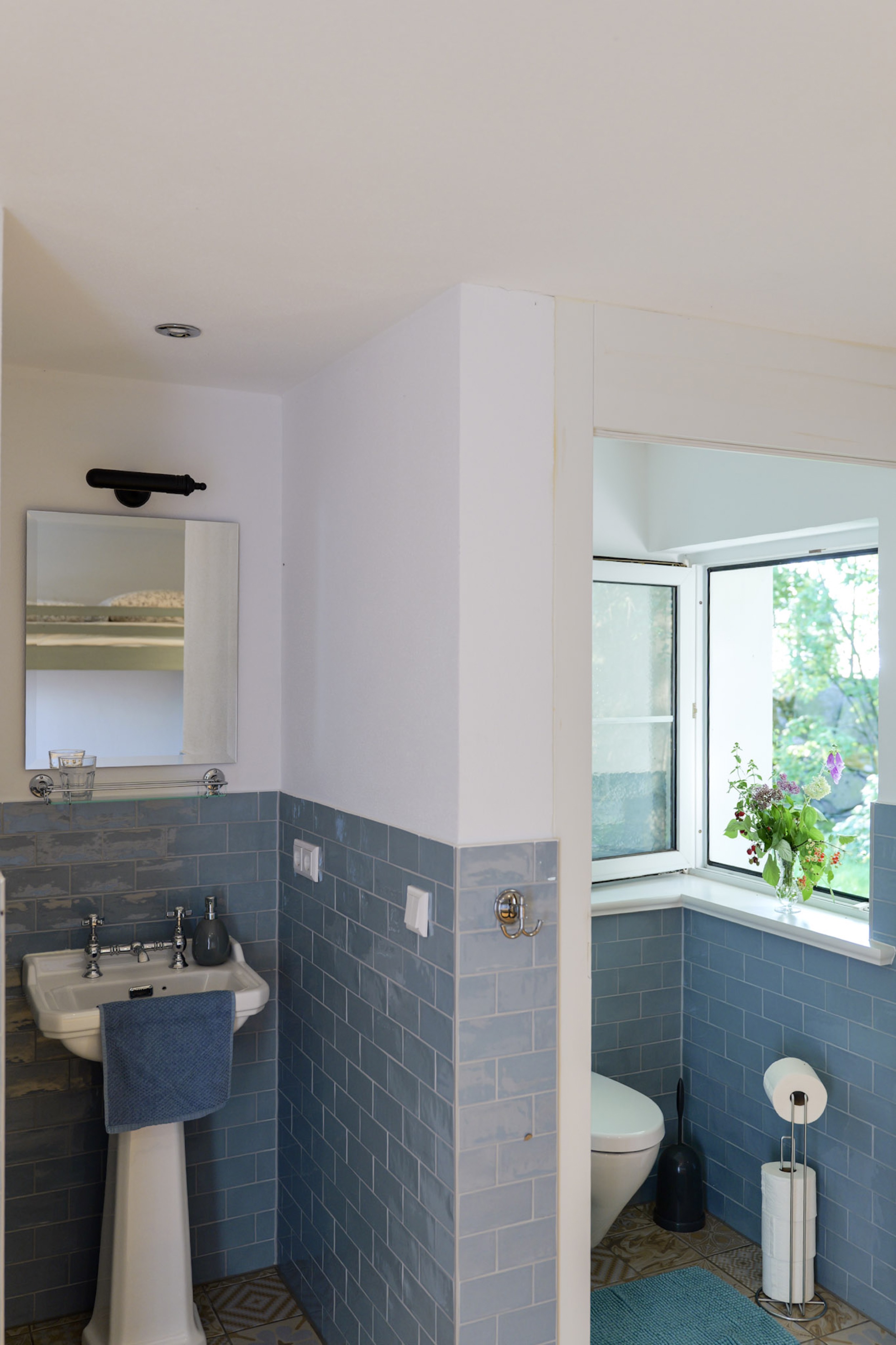 puppenhaus-waschbecken-und-toilette-mit-blumenstrauss-am-fenster